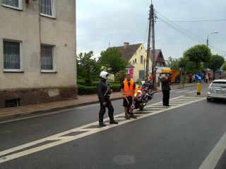 Porządkowy Marcin uzgadnia szczegóły z eskortującym nas policjantem
